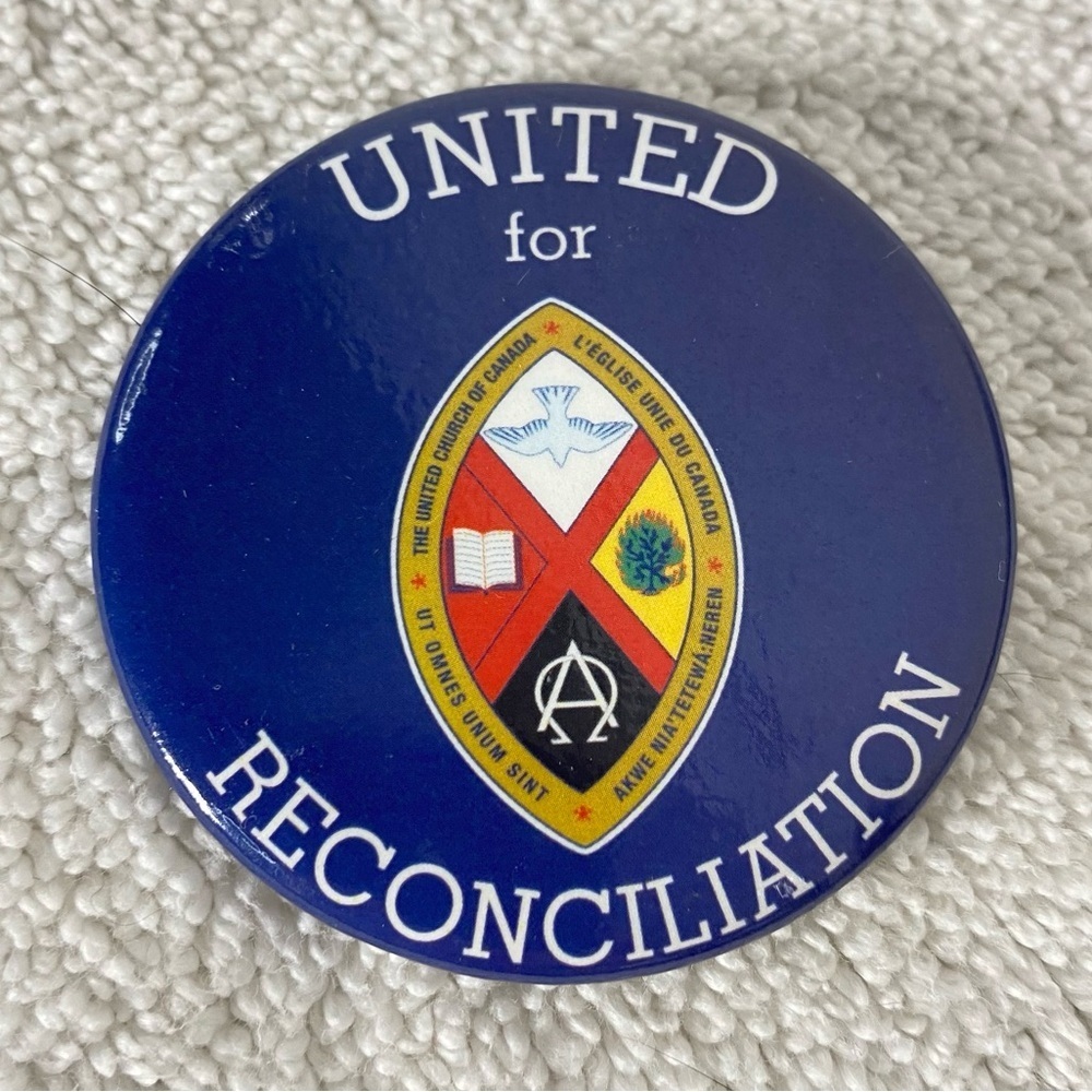 5/$35 Vintage Navy Blue United for Reconciliation United Church Pin Back Button